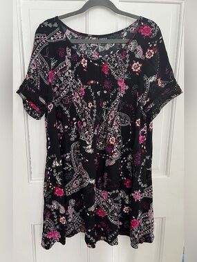 Torrid Top Size 1 equivalent 1X Black Pink White Paisley